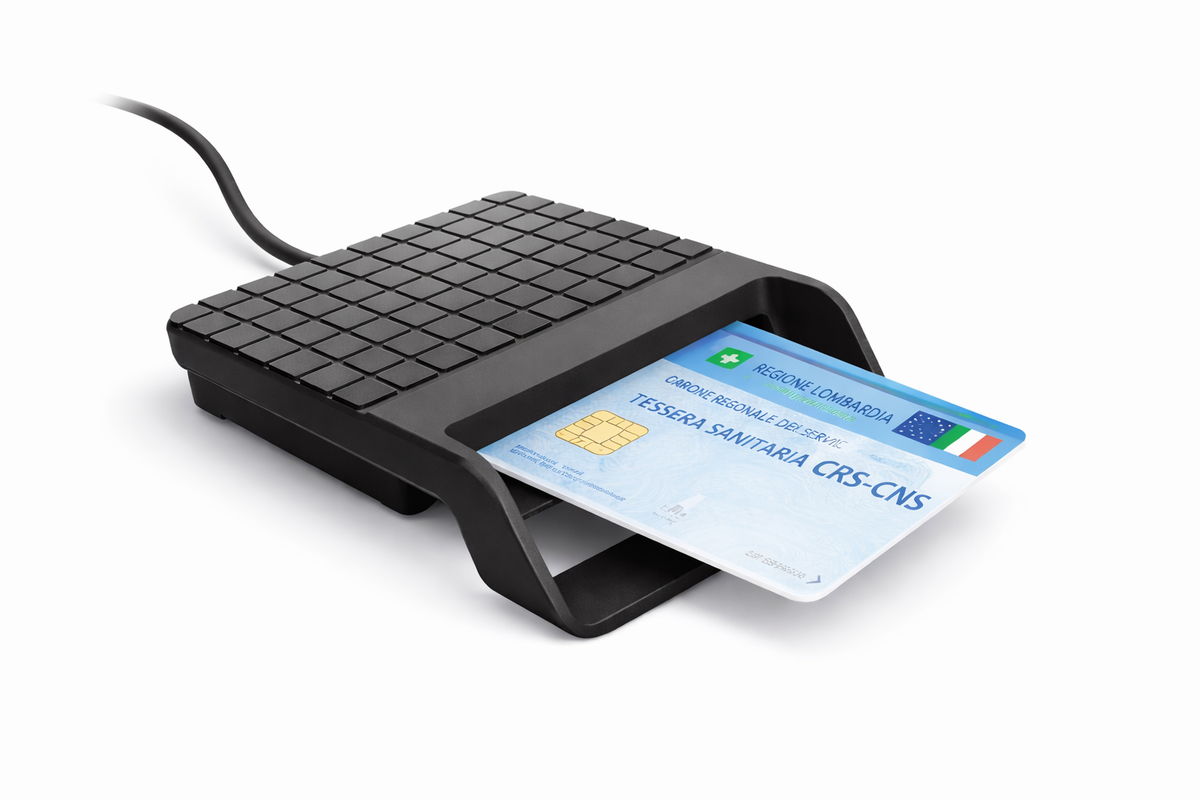 Lettore smart card collegato al computer con tessera sanitaria inserita